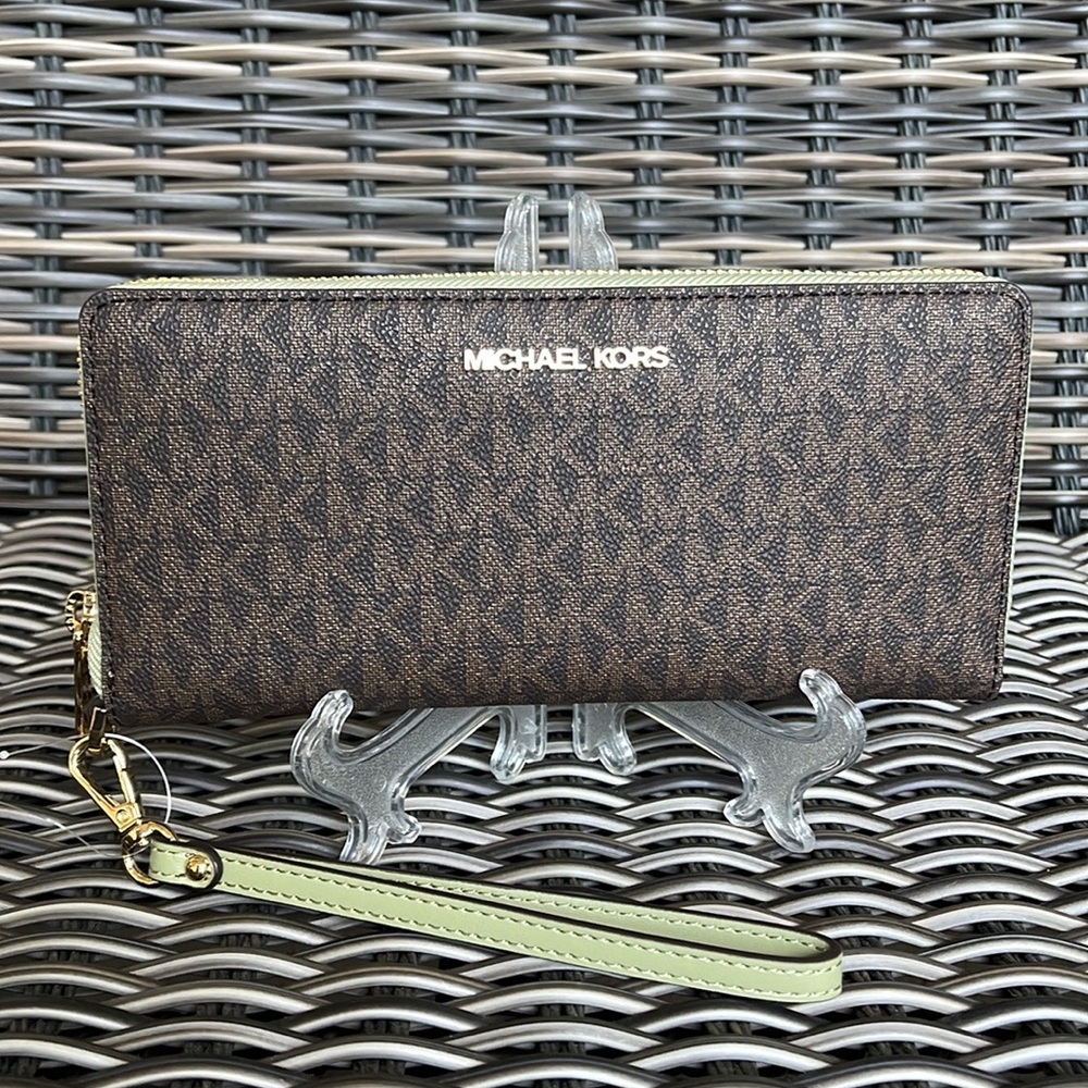 Michael Kors Jet Set Travel Large Travel CONTINENTAL 
Light Sage - Picture 16 of 16
